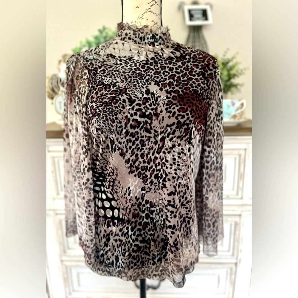 🖤 BEAUTIFUL women’s blouse with gorgeous detail, size small-see video 🎥